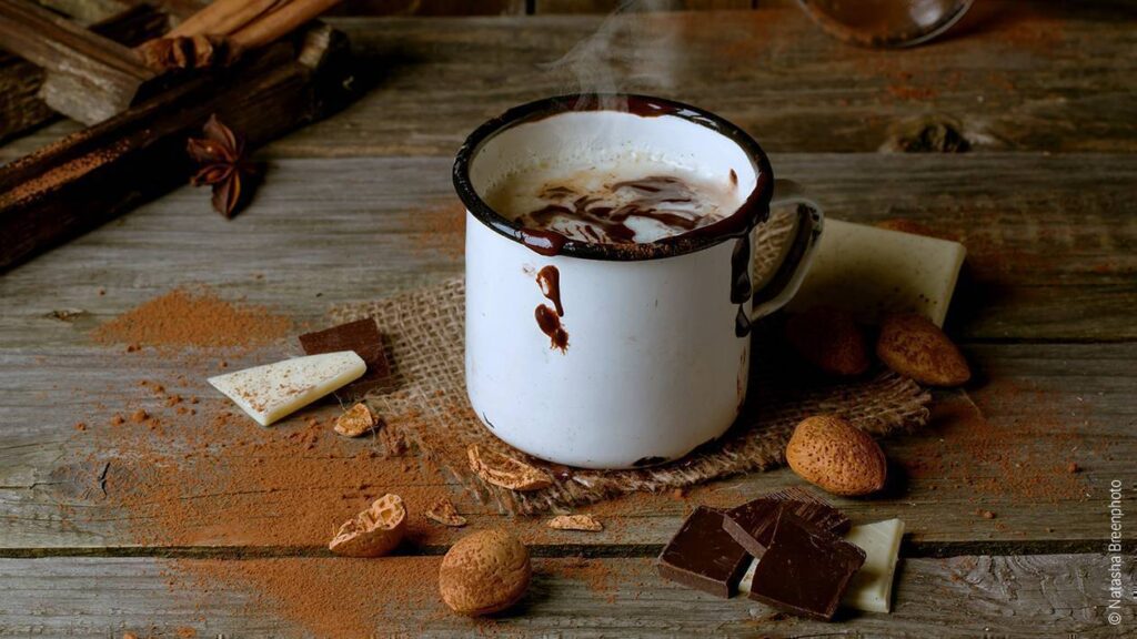 Photo : Une tasse de chocolat chaud fumant pour bien dormir