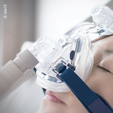 photo : femme aux yeux fermés portant un masque PCC pour apnée du sommeil