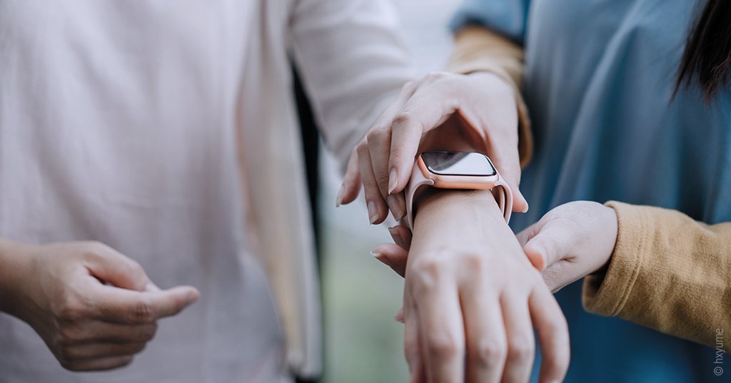 photo : personne avec 
une montre connectée