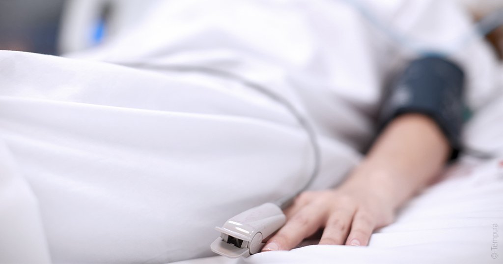 Photo : mesure de la saturation en oxygène d'une femme dans un dans un lit d'hôpital 