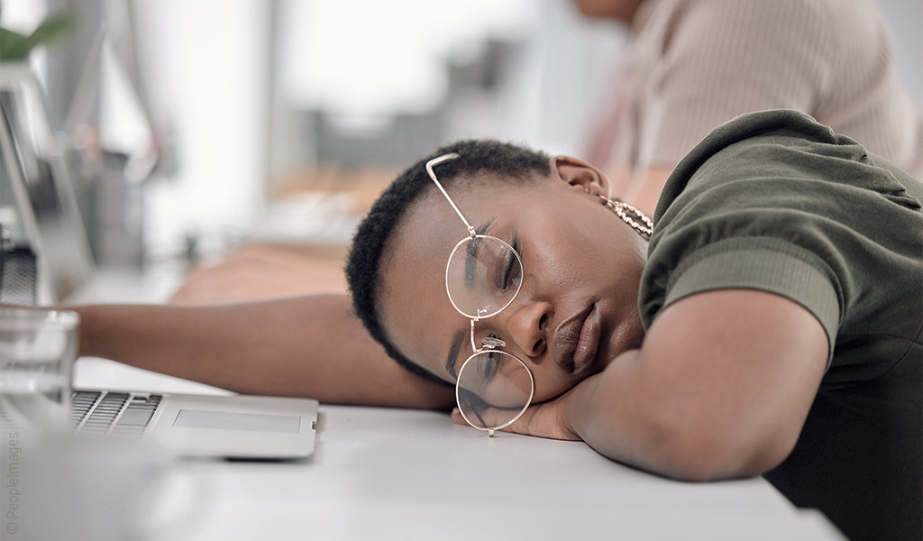 Une personne dort sur son bureau