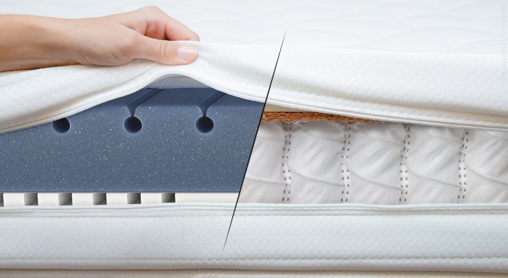 une photo d'un matelas avec la housse ouverte d'un côté on voit la mousse et d'un autre les ressorts ensachés
